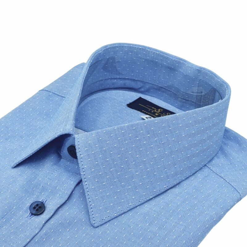 Detalhe em close da gola francesa estruturada da camisa azul 100% algodão, evidenciando colarinho e botões.