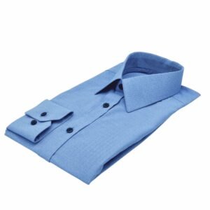 Camisa azul francesa 100% algodão semi slim dobrada em visão diagonal, destacando caimento e estrutura da peça.