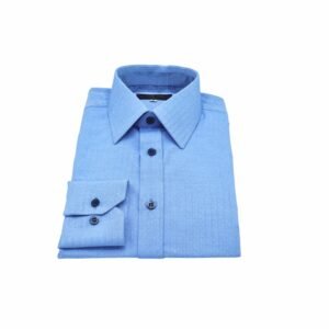 Camisa azul francesa 100% algodão semi slim dobrada em visão frontal, com gola francesa rígida e punho exibido ao lado.