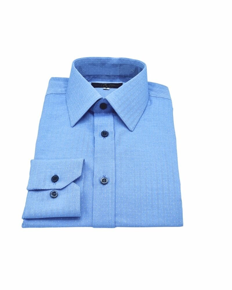 Camisa azul francesa 100% algodão semi slim dobrada em visão frontal, com gola francesa rígida e punho exibido ao lado.
