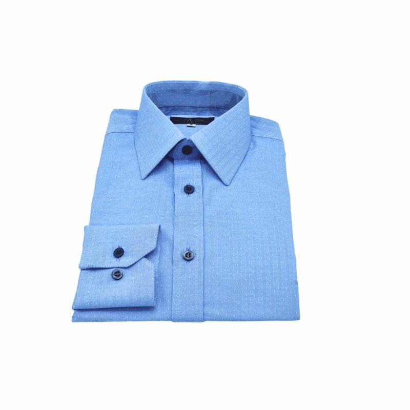 Camisa azul francesa 100% algodão semi slim dobrada em visão frontal, com gola francesa rígida e punho exibido ao lado.