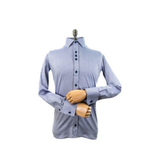 Camisa azul com gola italiana em algodão 100%, vista frontal de corpo inteiro em manequim com mangas compridas e punhos alongados.