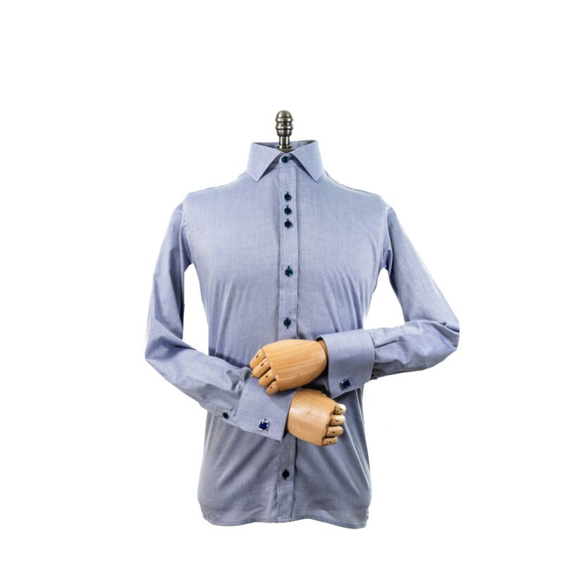 Camisa azul com gola italiana em algodão 100%, vista frontal de corpo inteiro em manequim com mangas compridas e punhos alongados.