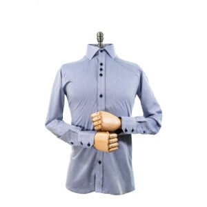 Camisa azul com gola italiana em algodão 100%, vista frontal de meio corpo em manequim, com mangas longas e botões em destaque.