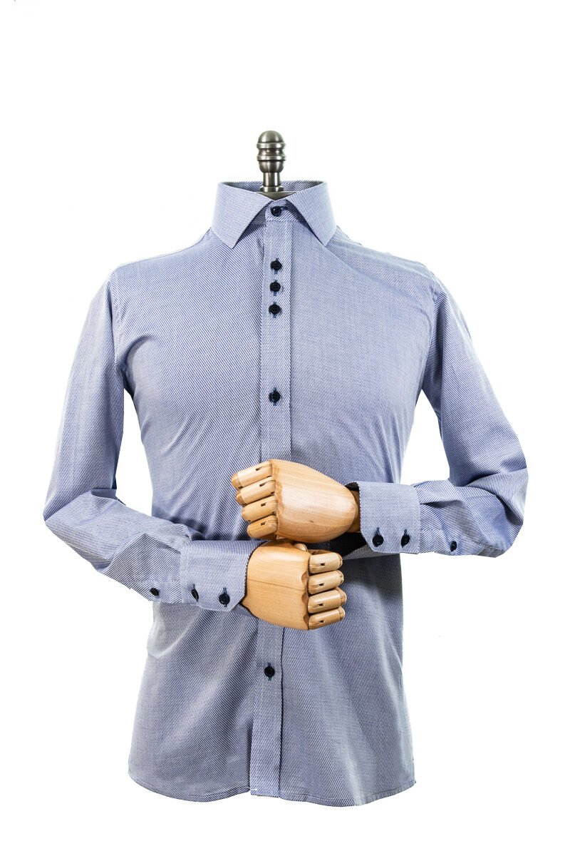 Camisa azul com gola italiana em algodão 100%, vista frontal de meio corpo em manequim, com mangas longas e botões em destaque.