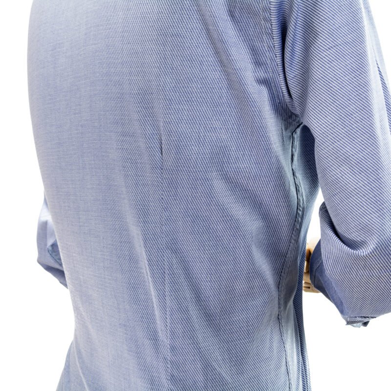 Vista lateral das costas da camisa azul gola italiana em algodão, mostrando o caimento do tecido e a continuidade da padronagem.