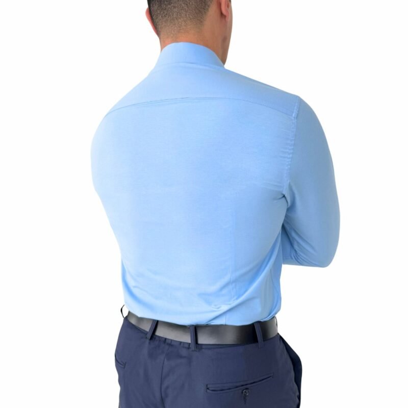 Vista traseira da camisa azul italiana lisa sulfite semi slim, mostrando ajuste nas costas.