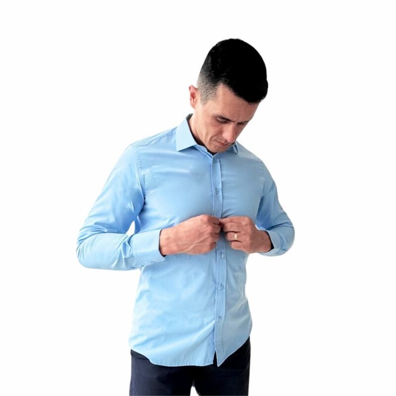 Close da camisa azul italiana lisa sulfite, ressaltando acabamento.