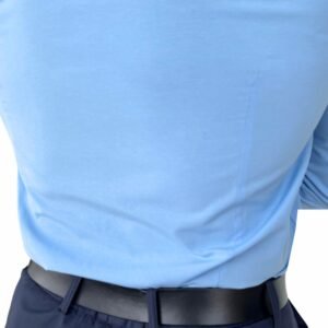 Camisa azul italiana lisa sulfite, exibida por inteiro sobre fundo neutro.