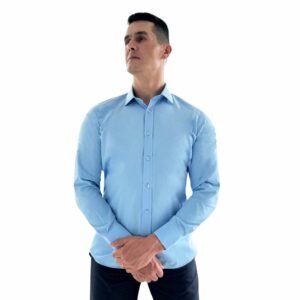 Modelo veste camisa azul italiana lisa sulfite semi slim de frente, com caimento alinhado.