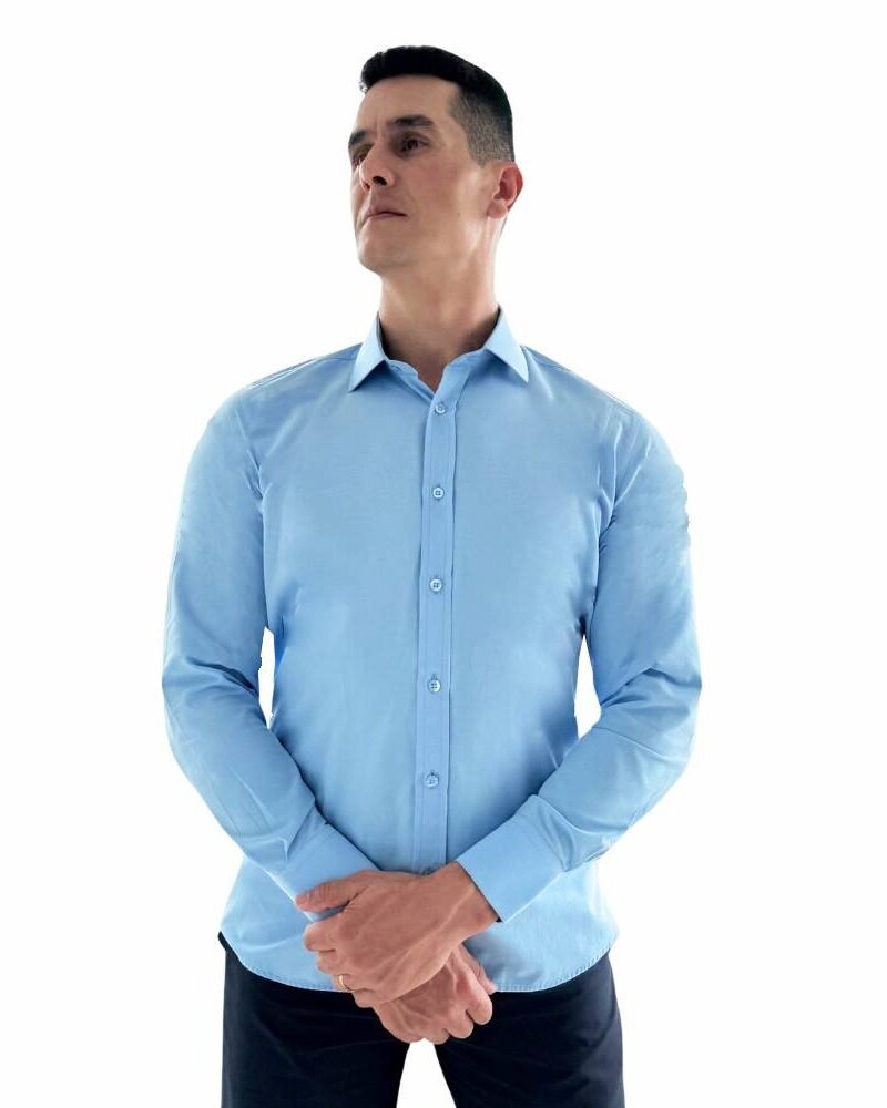 Modelo veste camisa azul italiana lisa sulfite semi slim de frente, com caimento alinhado.