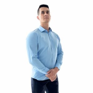 Modelo em perfil usando camisa azul italiana lisa sulfite, destacando linha dos ombros.