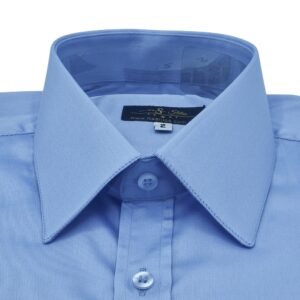 Detalhe frontal do colarinho e peitilho da camisa azul lisa francesa em fio egípcio com toque acetinado.