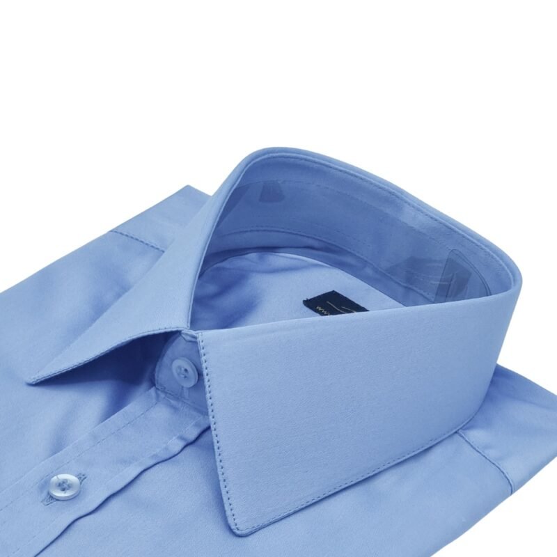 Detalhe da gola francesa rígida da camisa azul lisa em fio egípcio com toque acetinado.