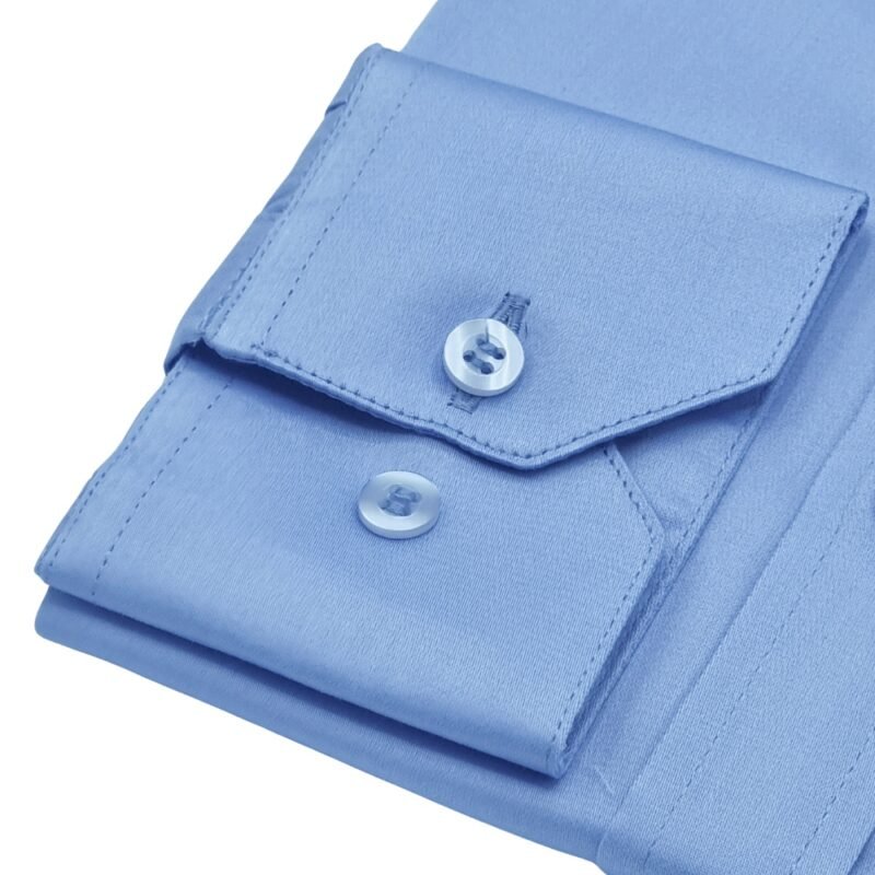 Detalhe do punho com botões da camisa azul lisa francesa em fio egípcio com toque acetinado.