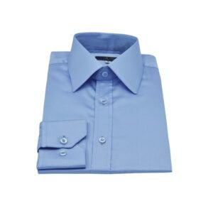 Camisa azul lisa francesa em fio egípcio com toque acetinado dobrada com vista frontal.
