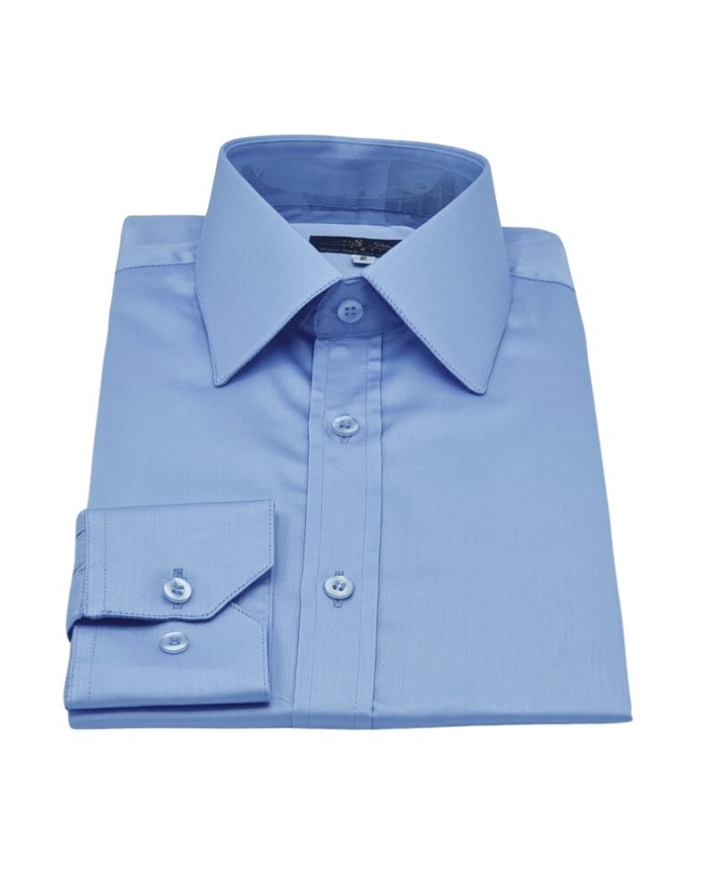 Camisa azul lisa francesa em fio egípcio com toque acetinado dobrada com vista frontal.