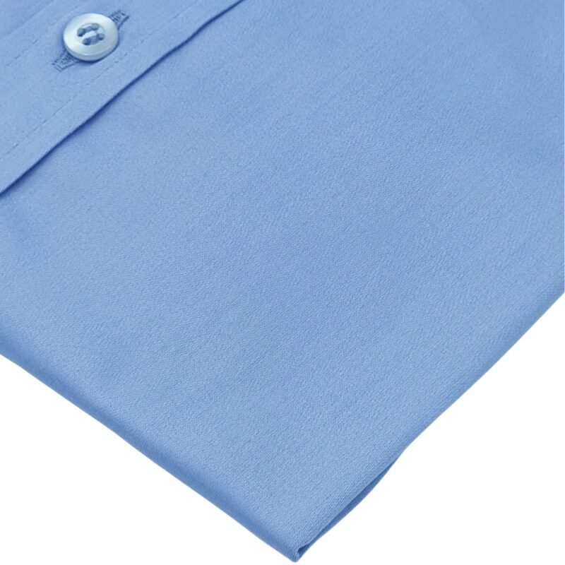 Textura do tecido azul liso em fio egípcio com toque acetinado da camisa social masculina.