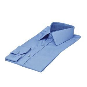 Camisa azul lisa francesa em fio egípcio com toque acetinado dobrada em vista diagonal.