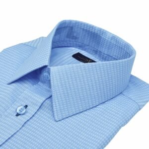 Detalhe da gola francesa da camisa azul maquinetada 100% algodão, evidenciando a textura do tecido e o acabamento do colarinho.