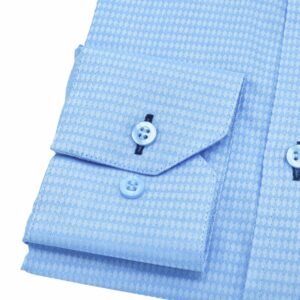 Detalhe do punho da camisa azul maquinetada 100% algodão com botões azuis e textura em relevo discreto no tecido.