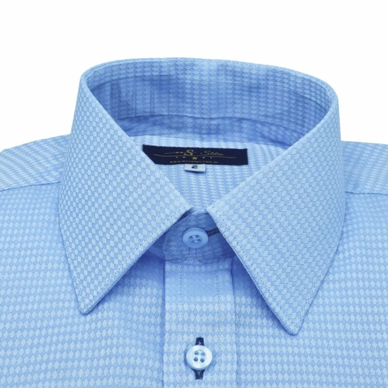 Close da gola francesa estruturada da camisa azul maquinetada 100% algodão, com foco no colarinho e nos botões frontais.