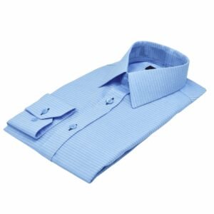 Camisa azul maquinetada 100% algodão francesa semi slim dobrada em visão diagonal mostrando o corpo inteiro da peça sobre fundo claro.