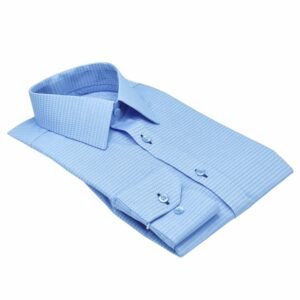 Camisa azul maquinetada 100% algodão francesa semi slim dobrada em perspectiva diagonal lateral, destacando caimento e estrutura da peça.