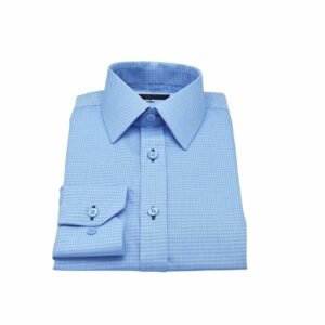 Camisa azul maquinetada 100% algodão francesa semi slim dobrada em visão frontal, com gola e punho alinhados em destaque.