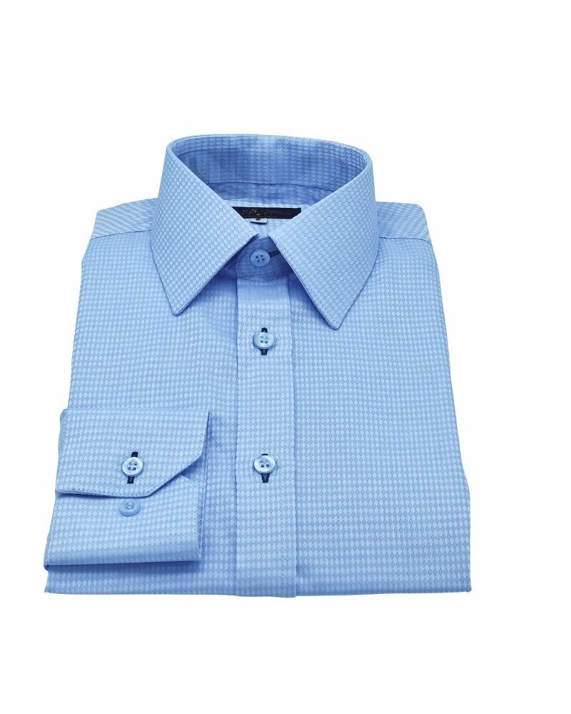 Camisa azul maquinetada 100% algodão francesa semi slim dobrada em visão frontal, com gola e punho alinhados em destaque.