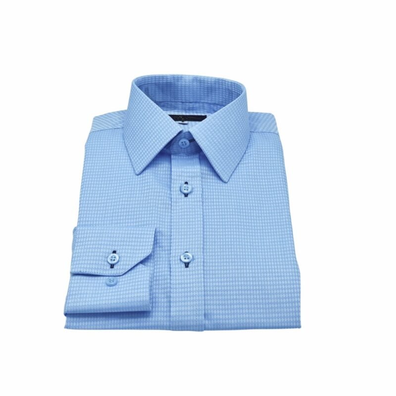 Camisa azul maquinetada 100% algodão francesa semi slim dobrada em visão frontal, com gola e punho alinhados em destaque.