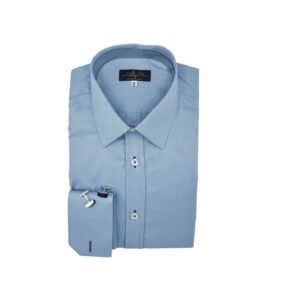 Camisa social azul maquinetado francesa com punho duplo para abotoaduras dobrada em vista frontal sobre fundo branco.