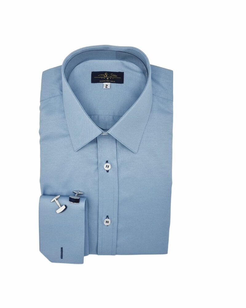 Camisa social azul maquinetado francesa com punho duplo para abotoaduras dobrada em vista frontal sobre fundo branco.