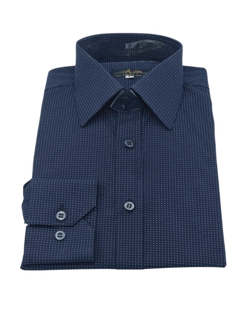 Camisa azul marinho com estampa de poá azul claro francesa dobrada e exibida de frente sobre fundo claro.