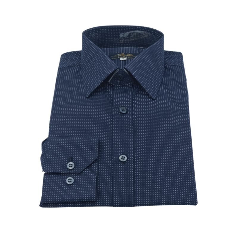 Camisa azul marinho com estampa de poá azul claro francesa dobrada e exibida de frente sobre fundo claro.