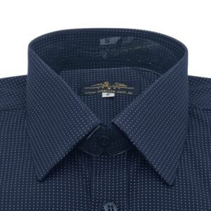 Close da gola francesa azul marinho com estampa de poá azul claro e etiqueta interna em destaque.