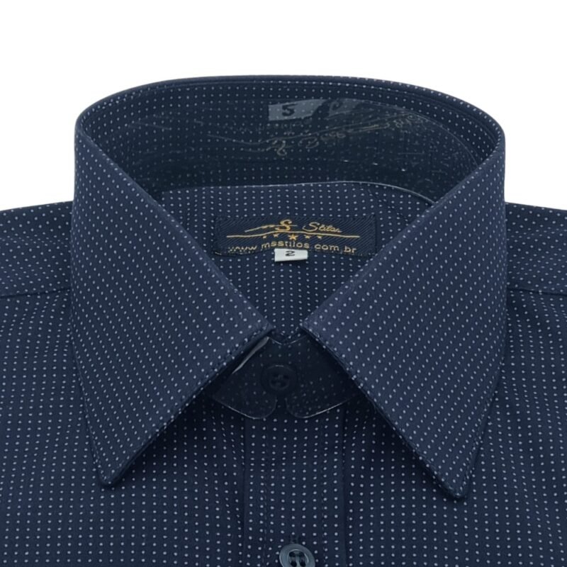 Close da gola francesa azul marinho com estampa de poá azul claro e etiqueta interna em destaque.