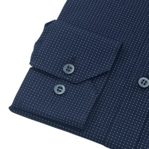 Detalhe do punho com botões e da textura de poá azul claro da camisa social azul marinho.
