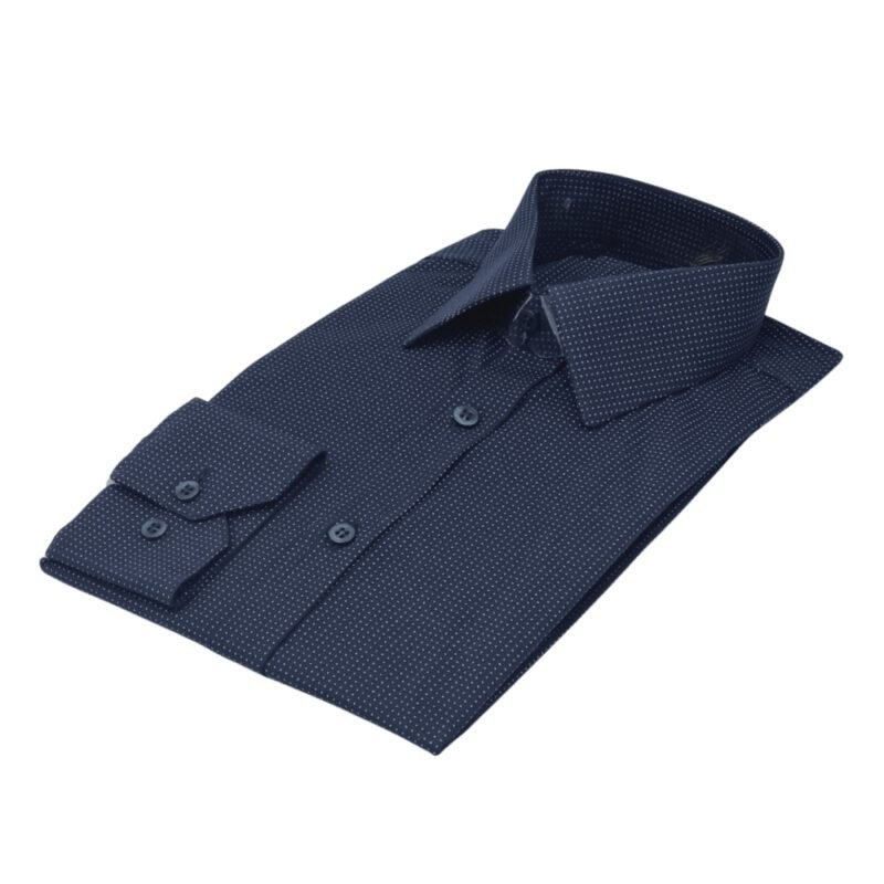 Camisa azul marinho poá azul claro com gola francesa dobrada em vista diagonal sobre fundo claro.