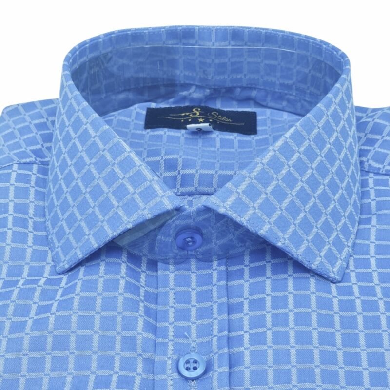 Detalhe da gola e parte do peito da camisa azul xadrez italiana, mostrando a padronagem geométrica do tecido.