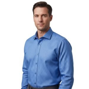 Modelo veste camisa azul xadrez italiana semi slim vista de frente, com padronagem geométrica em destaque.