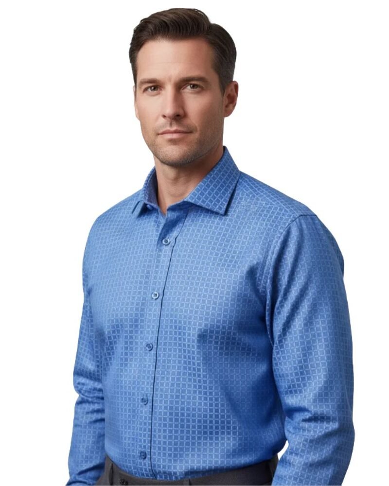 Modelo veste camisa azul xadrez italiana semi slim vista de frente, com padronagem geométrica em destaque.