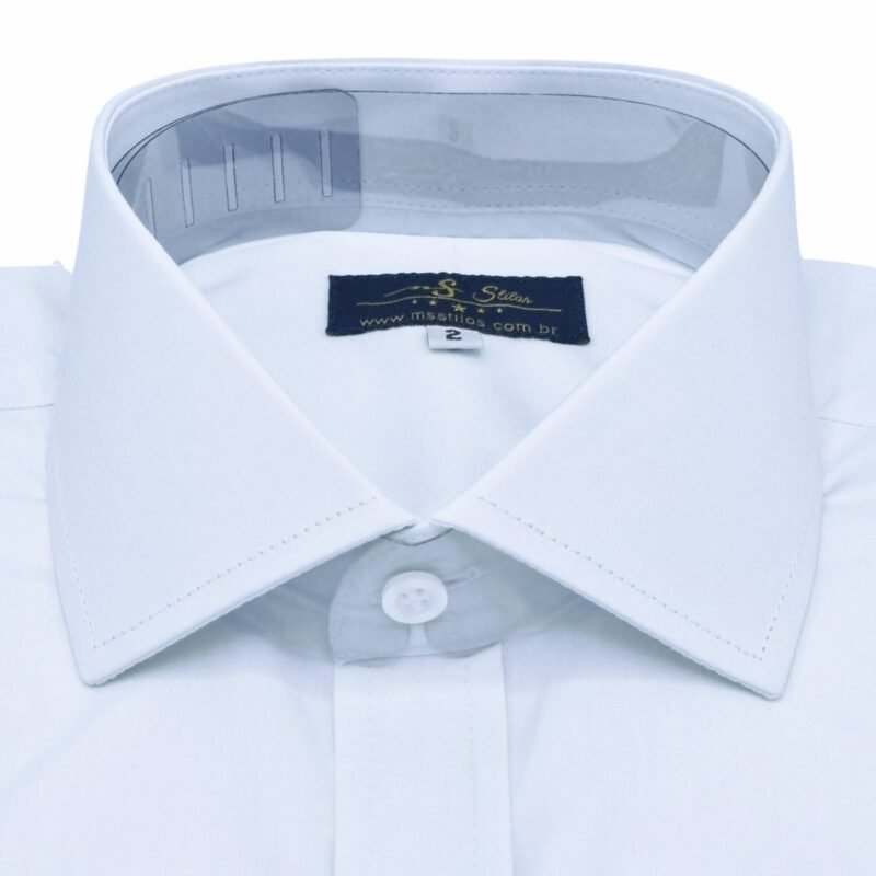 Close central da gola italiana estruturada da camisa social branca lisa, com etiqueta MS Stilos em foco e sensação de elegância formal.