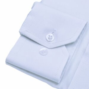 Punho com botão duplo da camisa social branca italiana lisa em algodão egípcio, evidenciando estrutura do punho e costuras refinadas.