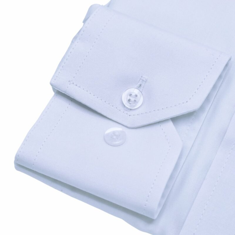 Punho com botão duplo da camisa social branca italiana lisa em algodão egípcio, evidenciando estrutura do punho e costuras refinadas.