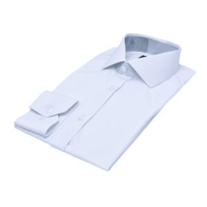 Camisa social branca italiana lisa em algodão egípcio dobrada sobre a superfície, vista em perspectiva com gola e punho aparentes.