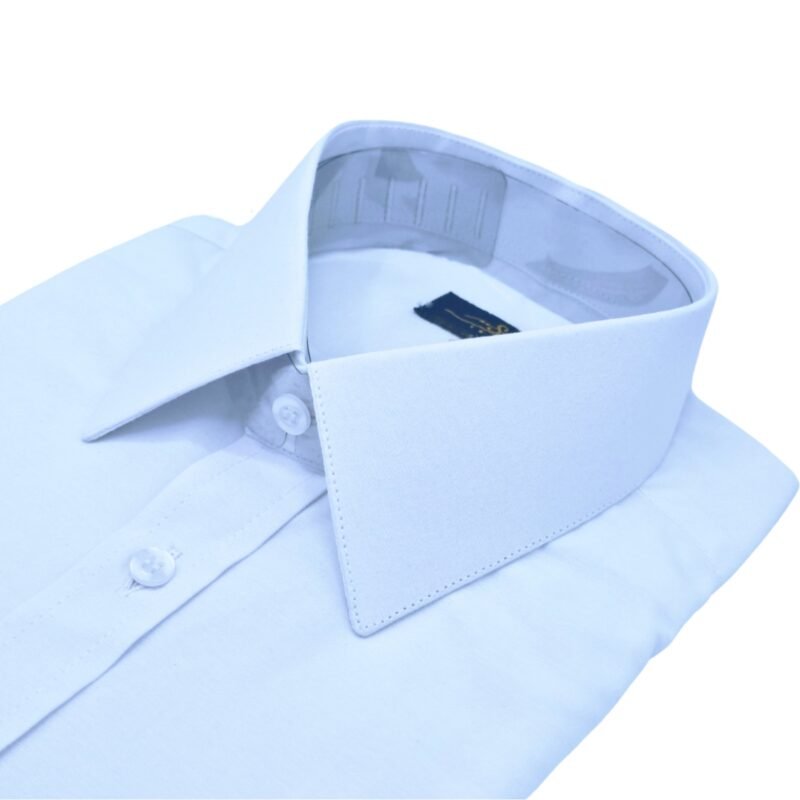 Close da gola francesa da camisa branca lisa sulfite, em ângulo lateral, destacando o tecido liso passa fácil e a construção refinada do colarinho.