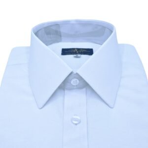 Close da gola francesa rígida e estendida da camisa branca lisa sulfite, com colarinho alto em destaque e visual impecável.