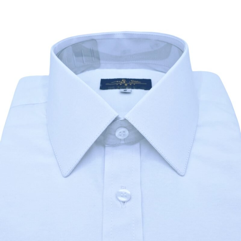 Close da gola francesa rígida e estendida da camisa branca lisa sulfite, com colarinho alto em destaque e visual impecável.