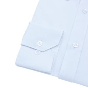 Close do punho da camisa branca lisa sulfite francesa, mostrando carcela frontal e botões alinhados com acabamento limpo.